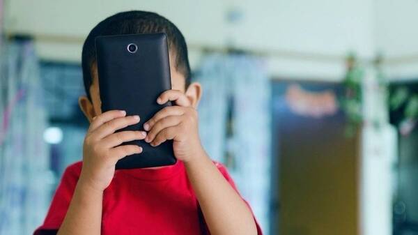 Crónica / Ordenan a Telefuturo suspender publicidad donde usan a niño en juego de azar