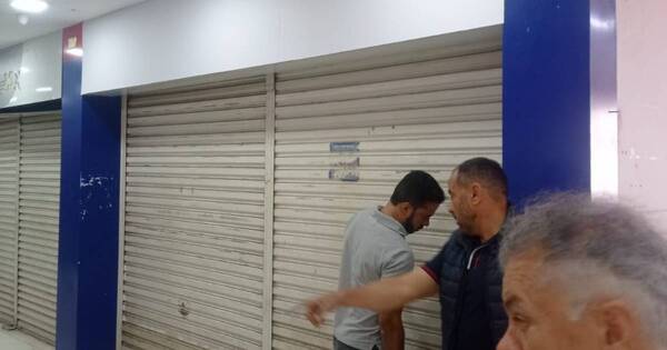 La Nación / Encierran, golpean y roban a un policía de Brasil en local comercial de CDE