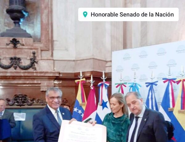 Rector de la UNE recibe premio otorgado por Senado de Argentina