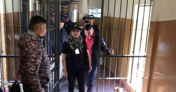 La Nación / Presunto feminicidio en Ñemby: fiscal allanó celda de expareja de la víctima en Emboscada