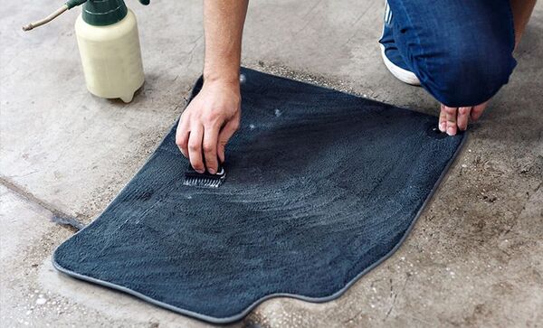 ¿Cómo limpiar las alfombras del auto?