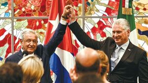 López Obrador ignora críticas por contratar médicos cubanos