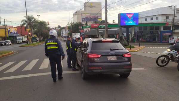 Conductor ebrio se quedó dormido en plena avda. Irrazábal de Encarnación