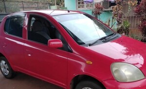 Le robaron vehículo de frente a su casa