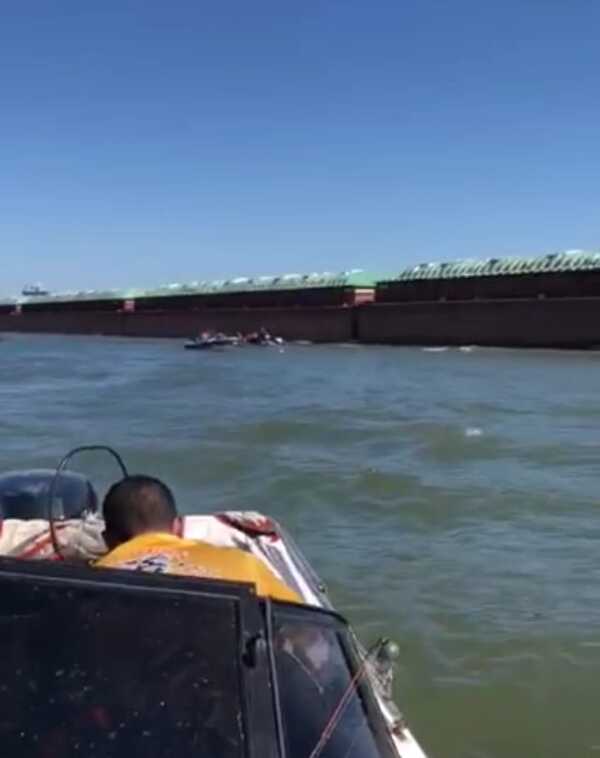 Barcaza choca contra embarcación en río Paraná y habría un fallecido | 1000 Noticias
