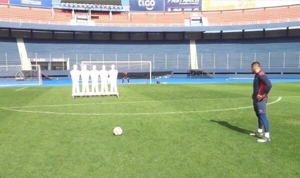 (VIDEO)Jean calentó la previa del clásico con chutes de tiro libre