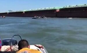 Grave accidente entre barcazas en pleno río Paraná, reportan un fallecido