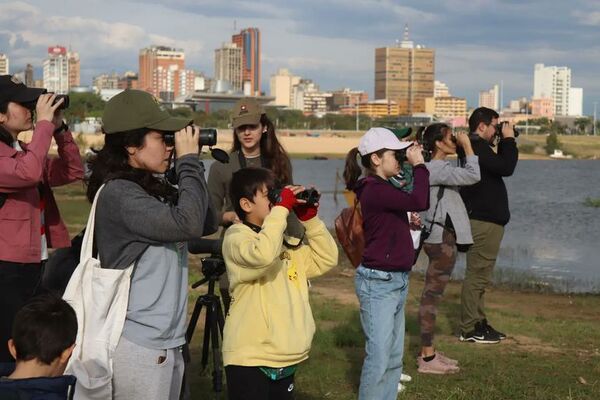 Los niños observaron las aves en la preciosa mañana sabatina en la Bahía - Nacionales - ABC Color