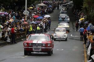 Autos antiguos ruedan por Medellín para contar la historia de la movilidad - Mundo - ABC Color