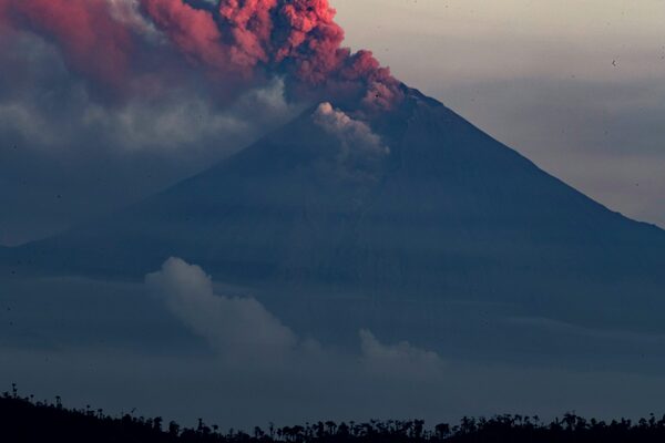Vuelos cancelados y demorados en Ecuador por la expansión de ceniza del volcán Sangay - MarketData