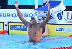 En Roma, los hombres también se sumergen en la natación artística