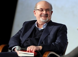 Escritor Salman Rushdie bajo respiración artificial tras ser apuñalado en Estados Unidos - Megacadena — Últimas Noticias de Paraguay