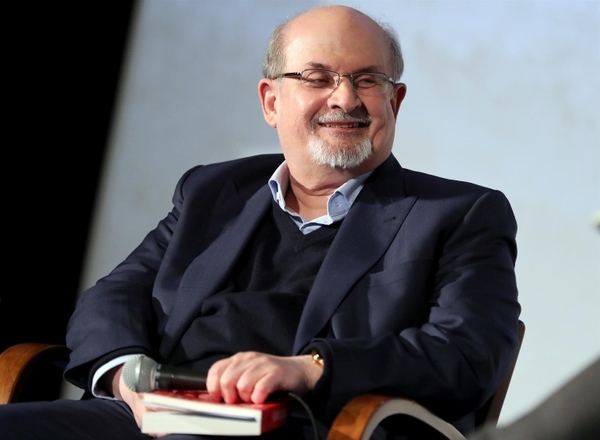 Escritor Salman Rushdie bajo respiración artificial tras ser apuñalado en Estados Unidos - Megacadena — Últimas Noticias de Paraguay
