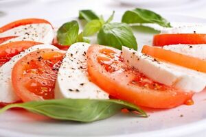 ¿Una ensalada extremadamente fácil y liviana? Probá la de tomates y queso - Gastronomía - ABC Color