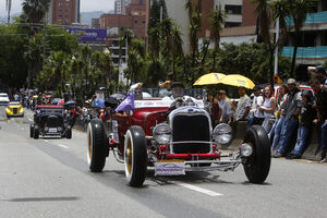 Autos antiguos ruedan por Medellín para contar la historia de la movilidad - MarketData