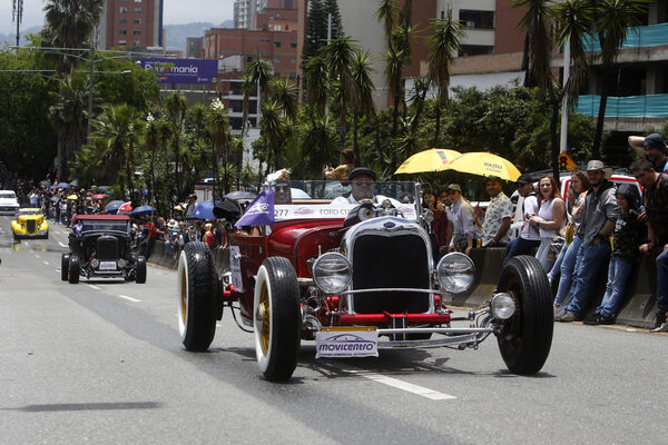 Autos antiguos ruedan por Medellín para contar la historia de la movilidad - MarketData