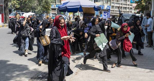 La Nación / Talibanes dispersan a tiros una manifestación de mujeres en Kabul