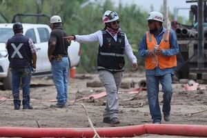 Familiares de mineros atrapados en México claman por ayuda del extranjero - Mundo - ABC Color