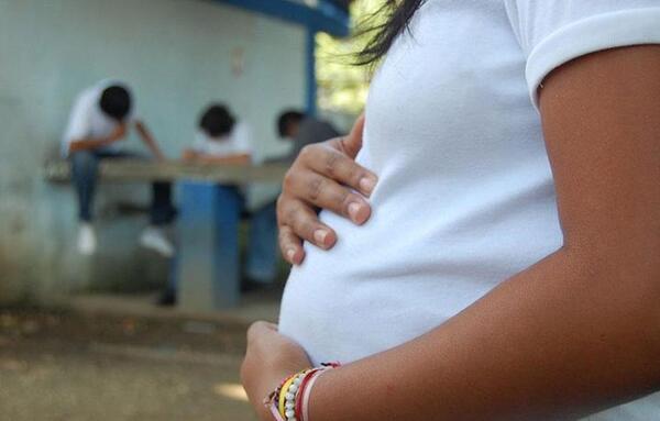 Unas dos niñas dan a luz por día en el Paraguay