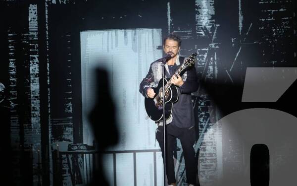 Crónica / (VIDEO) Arjona cantó "Desnuda" y le llovieron los corpiños