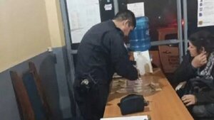 ¡Loable! Halló una cartera en el bus y lo devolvió | Noticias Paraguay