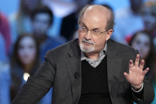 Salman Rushdie sigue “en estado crítico” pero sin respirador, según su hijo - Mundo - ABC Color