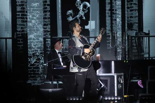 Diario HOY | Arjona pintó de “Blanco y Negro” la noche en Asunción