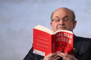Salman Rushdie sigue "en estado crítico" pero sin respirador, según su hijo - El Independiente