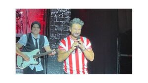 Corpiños y un mensaje polémico en concierto de Arjona