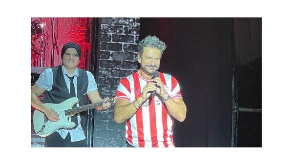 Corpiños y un mensaje polémico en concierto de Arjona
