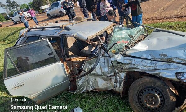 Accidente de tránsito deja dos lesionados, un vehículo volcado y otro en cuneta
