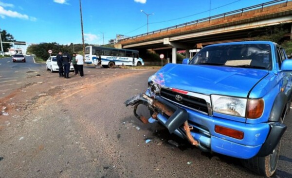 Violento choque entre un colectivo y una camioneta en el Km 5,5