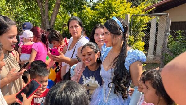 La princesa pynandi llevó alegría a los peques de Ñemby
