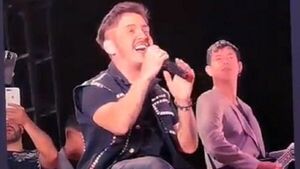 Will tuvo que dar su show sentado debido a sus quemaduras