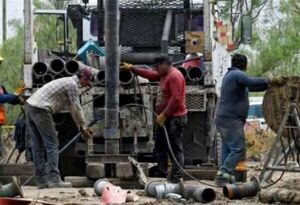 "Abrupto" aumento de nivel de agua en mina con 10 obreros atrapados en México