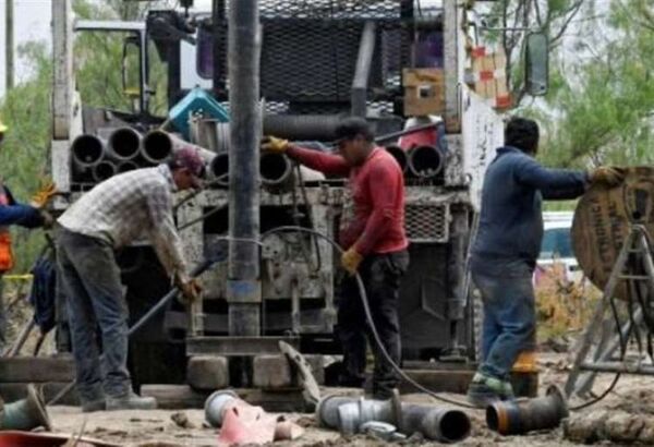 "Abrupto" aumento de nivel de agua en mina con 10 obreros atrapados en México