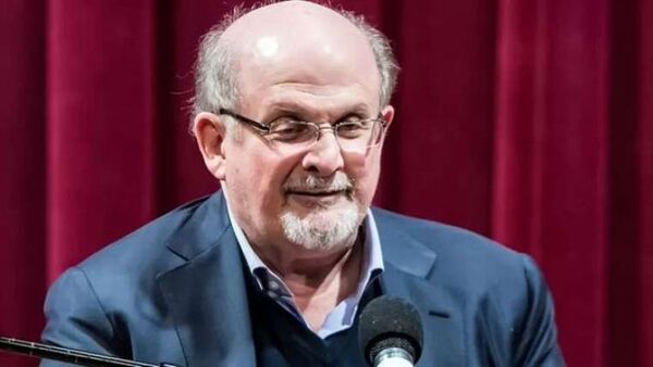 Salman Rushdie da primeras señales de recuperación tras ser apuñalado