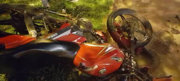 Crónica / Motoqueiro terminó con serias lesiones tras chocar contra un automóvil