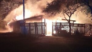Policía indaga incendio intencional de una casa en Concepción