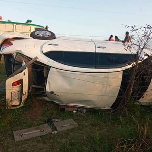 Auto volcó sobre ruta que une Pilar con General Díaz   - Policiales - ABC Color