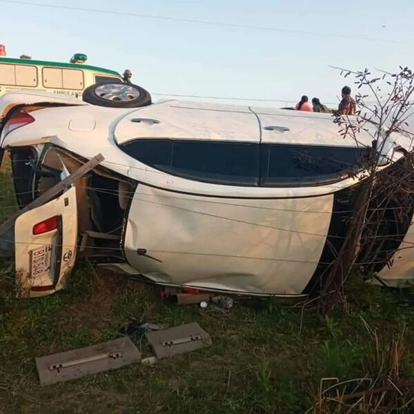 Auto volcó sobre ruta que une Pilar con General Díaz - Policiales - ABC Color