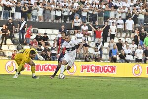 Demasiado Olimpia para tan poco Cerro en el clásico - Fútbol - ABC Color