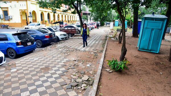 Abandonado microcentro asunceno   no es atractivo para ser visitado 