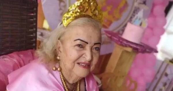 La Nación / Abuelita se vistió de princesa y celebró su cumpleaños por primera vez
