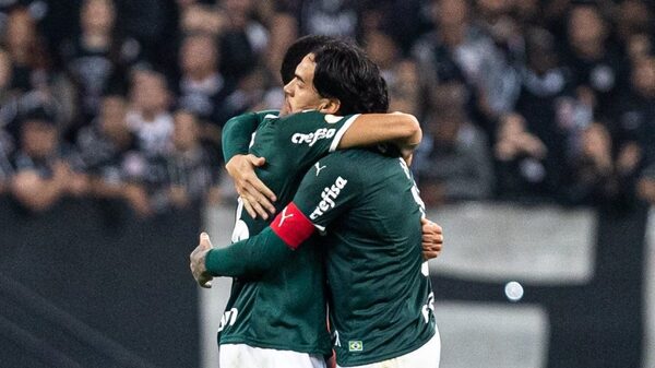 Con Gómez como capitán, Palmeiras vence a Corinthians y se escapa