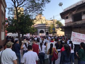 Diario HOY | Incidentes entre médicos y agentes policiales en el microcentro de Asunción