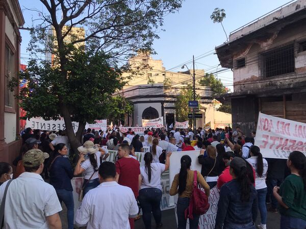 Diario HOY | Incidentes entre médicos y agentes policiales en el microcentro de Asunción