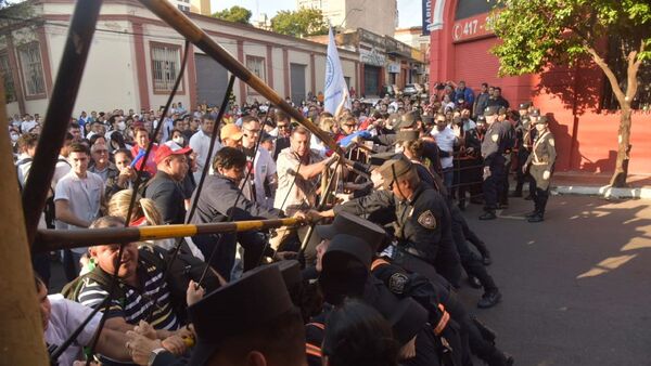 Caldeada movilización de médicos en el microcentro de Asunción