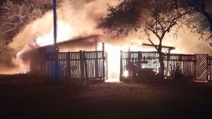 Policía indaga incendio intencional de una casa en Concepción
