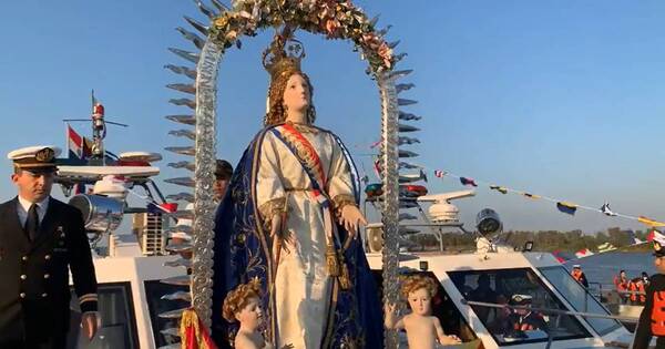 La Nación / Nuestra Señora de la Asunción, coqueta y adornada de flores en tradicional procesión náutica